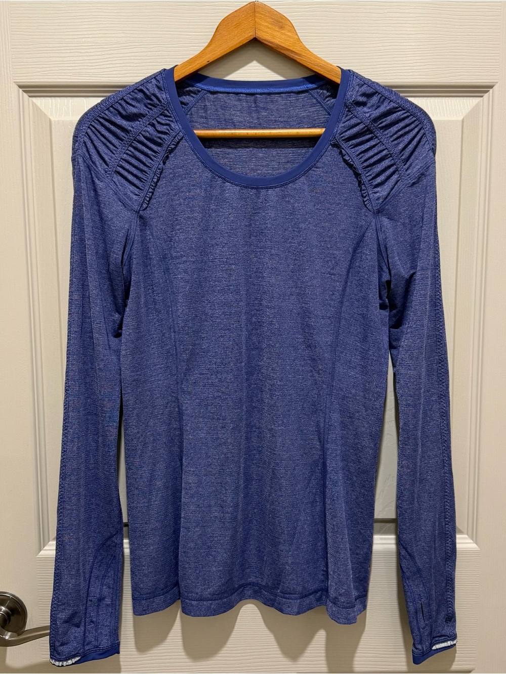 Lululemon Top Women 8 Blue Ruched Long Sleeve Shirt Thumbholes⁠